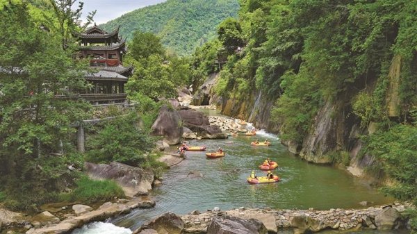 股王配资网站 激流勇进 于浪尖上畅享清凉